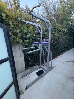 Commercial Pull-Up Dip Station / Power Tower – Star Trac Gym Equipment
