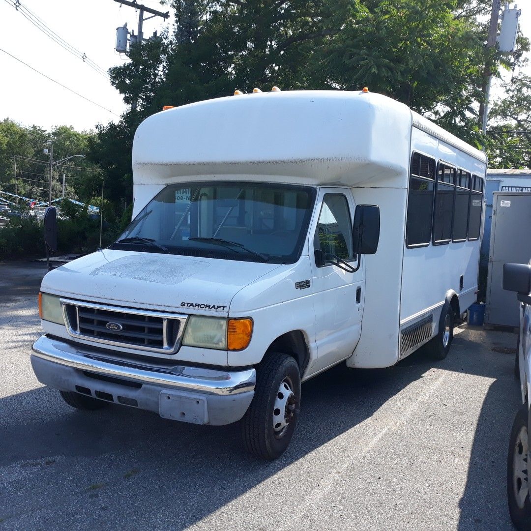 2004 Ford Shuttle Bus