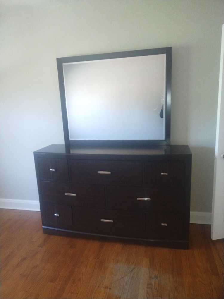 Buetiful Dresser with Mirror