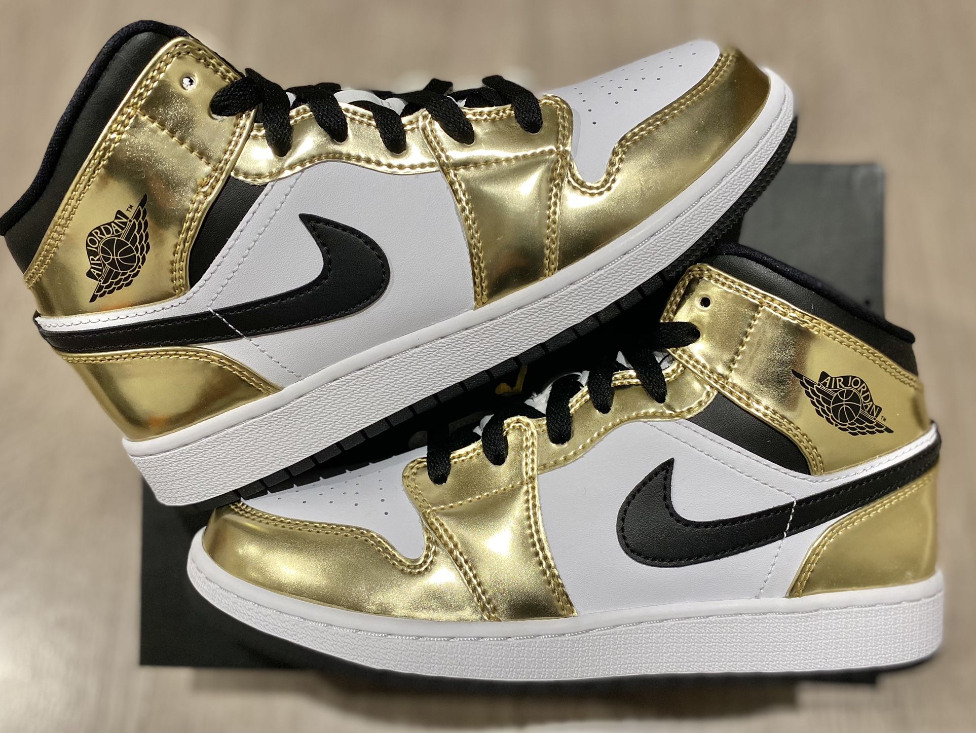 Jordan 1 Mid Metallic Gold 5.5 & 6 Y GS