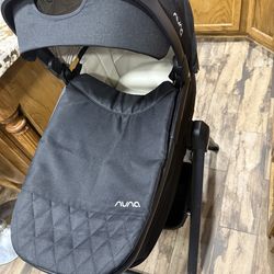 Nuna Demi with stand