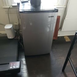 Magic chef Mini refrigerator with freezer