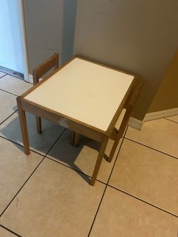 Kids table w 2 chairs