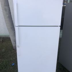 GE White Apartment Size Refrigerator 