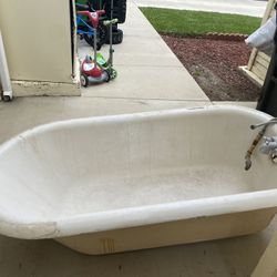 VINTAGE 5FT CLAW BATHTUB
