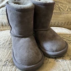 Kids Ugg Size 7y 