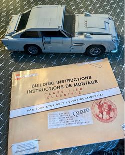 Retired LEGO James Bond Aston Martin -10262 with manual