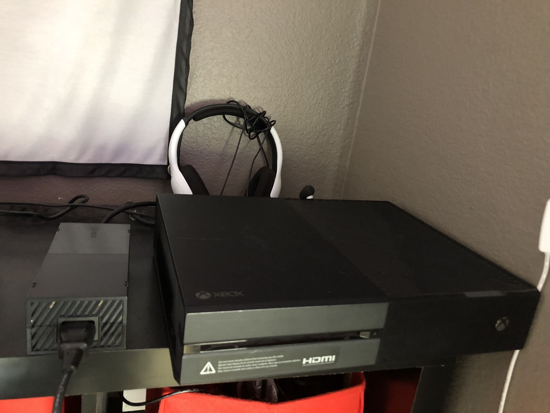 Xbox One 500gb Gaming Console (Comes With Wired Gaming Headset Mic Does Not Work On It Sound Works Good)