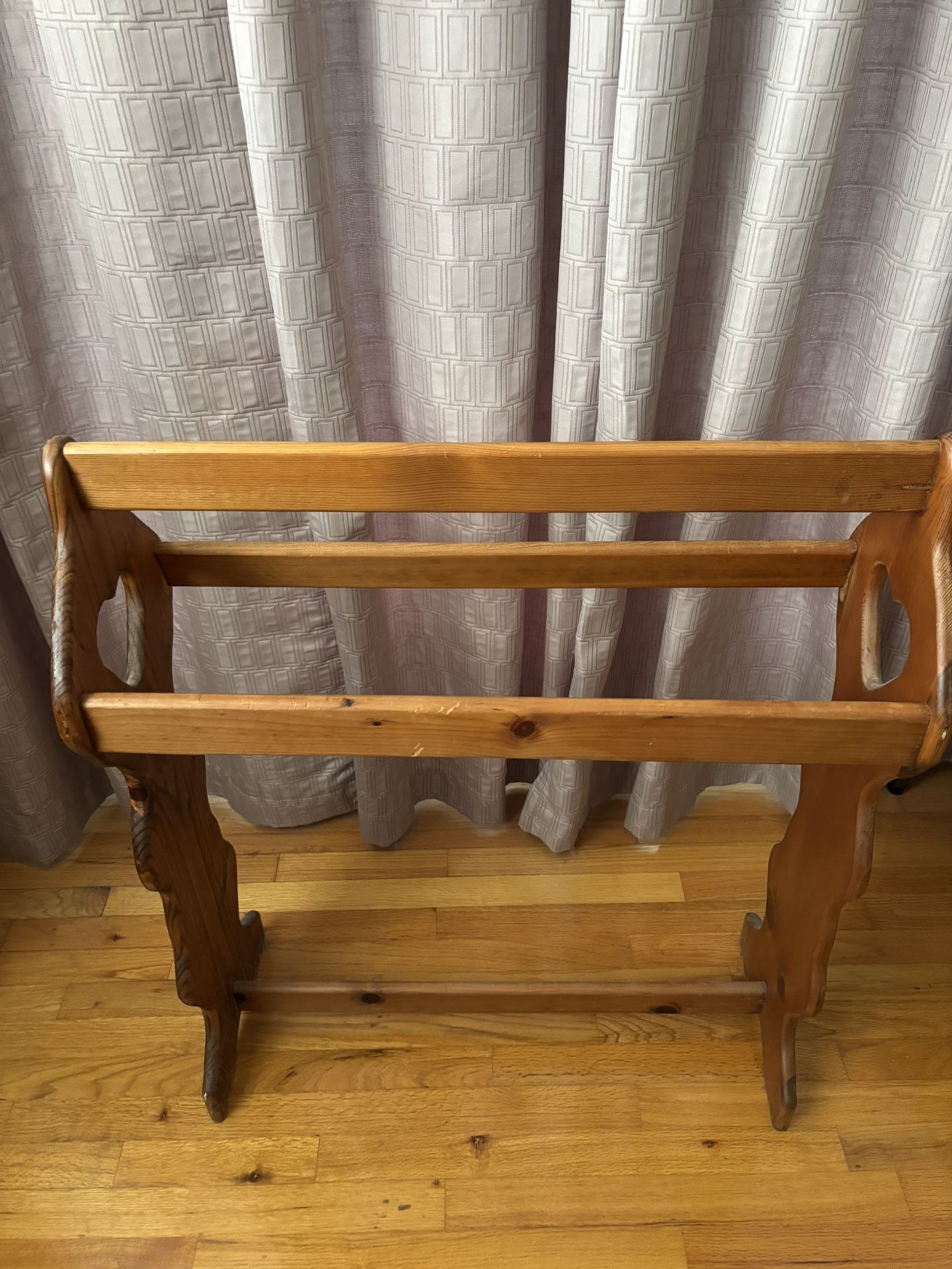 Quilt rack, blue Chinese porcelain knickknacks