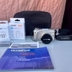 Olympus C-770 Ultra Zoom 4.0MP Digital Camera 2 Batteries, Charger, SD Card Case