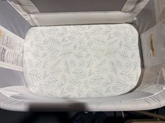 Graco Baby Bassinet / bedside – Like New
