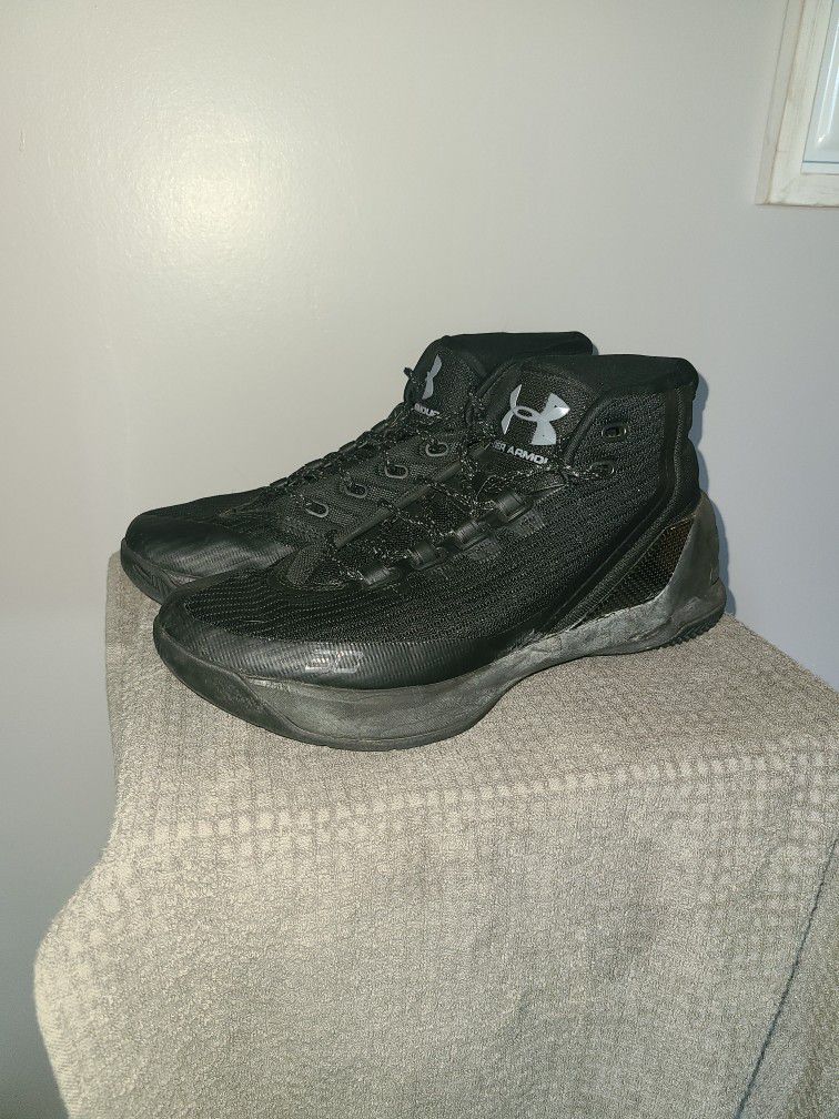 Under Armour 30 Mens BBall Shoes