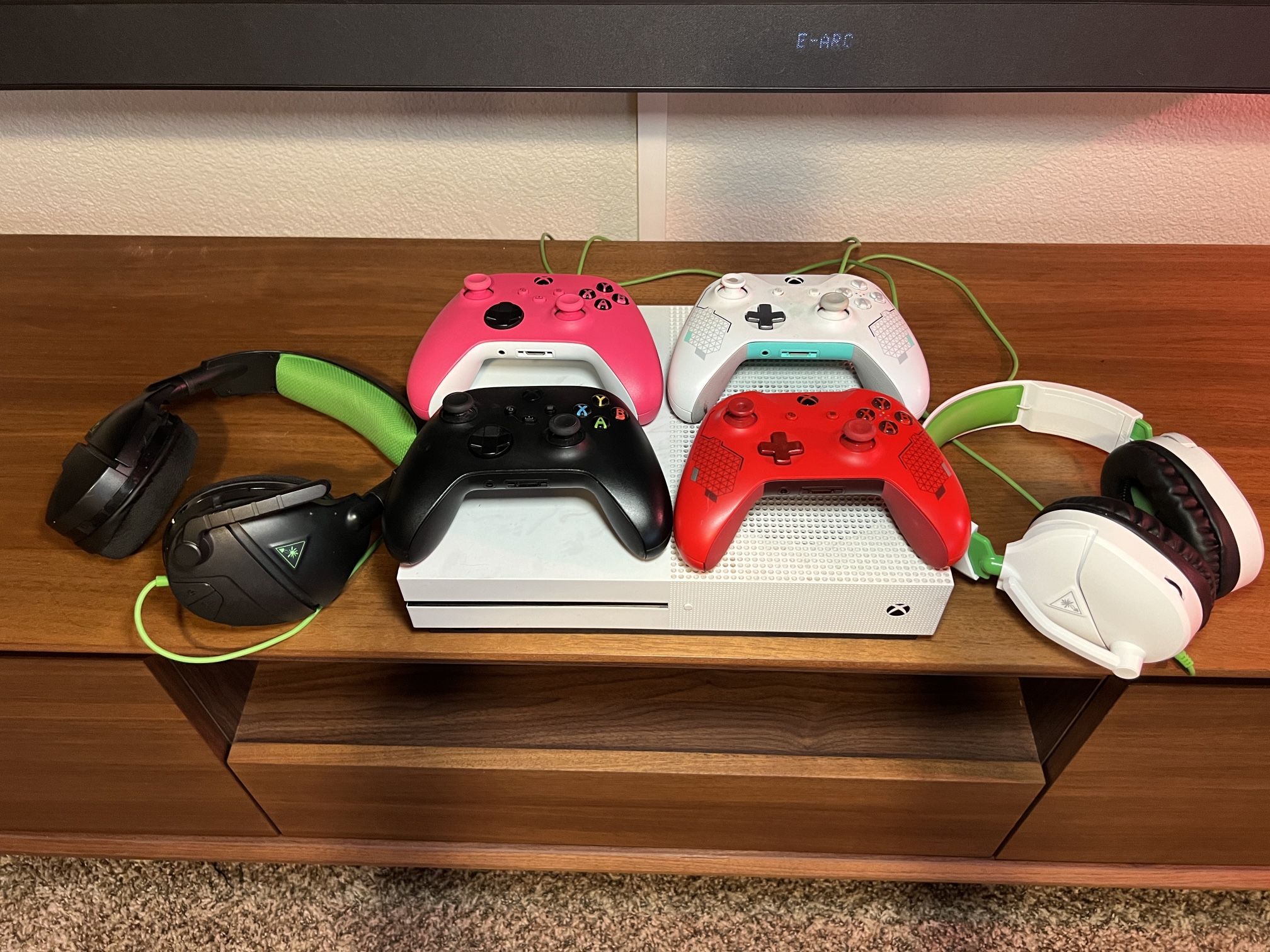Xbox One S + 4 Controllers + 2 Headphones