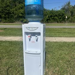 Machine to cool water 🥶 The machine has a cold umbrella and hot water The machine is like new, it has little use 