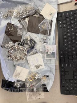 Wholesale Only// Mixed jewelry around 700pcs listing in the back