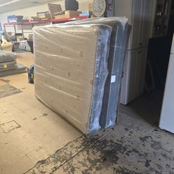 QUEEN MATTRESS & BOX SPRING 