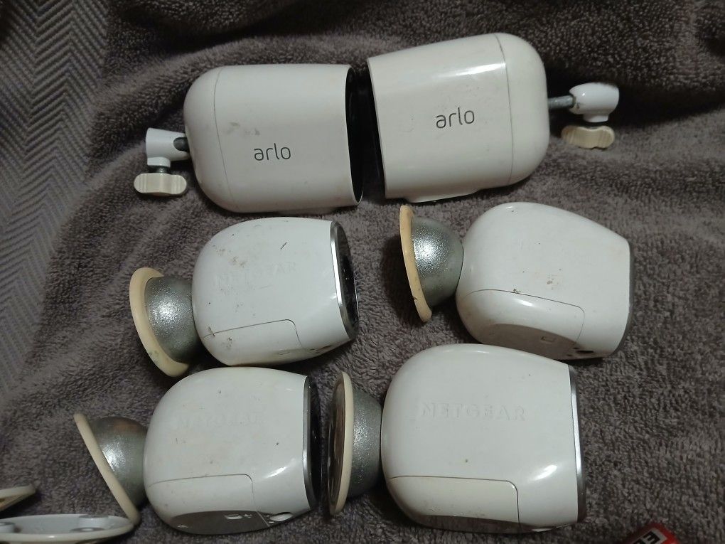 Wireless Arlo SECURITY CAMERAS & BATTERIES & CHARGER
