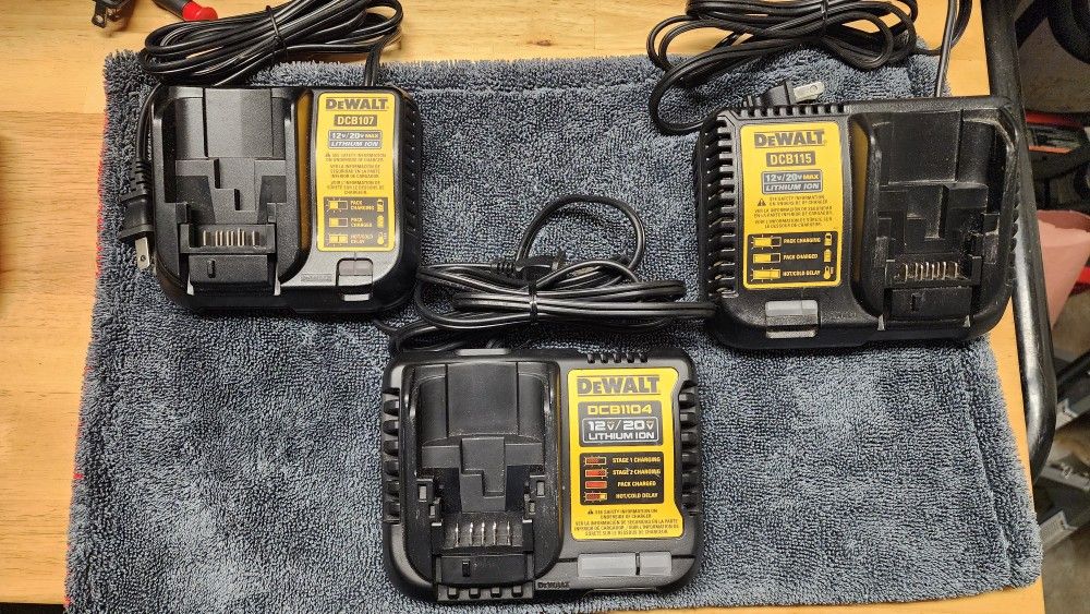 DEWALT BATTERY CHARGER /TOOL BAG