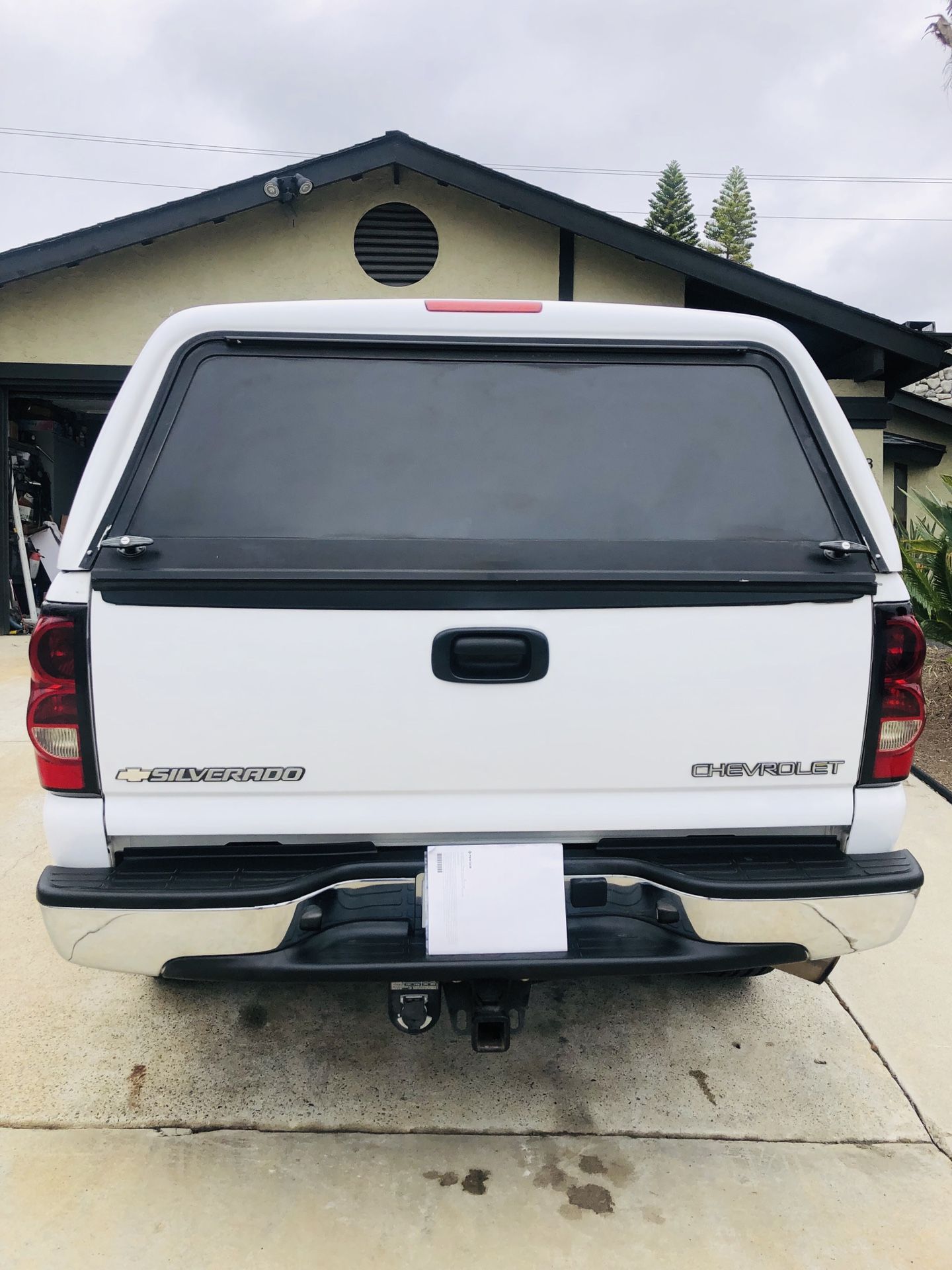 1999/2006 100 R Leer camper shell with carpet kit for Sale in Vista, CA