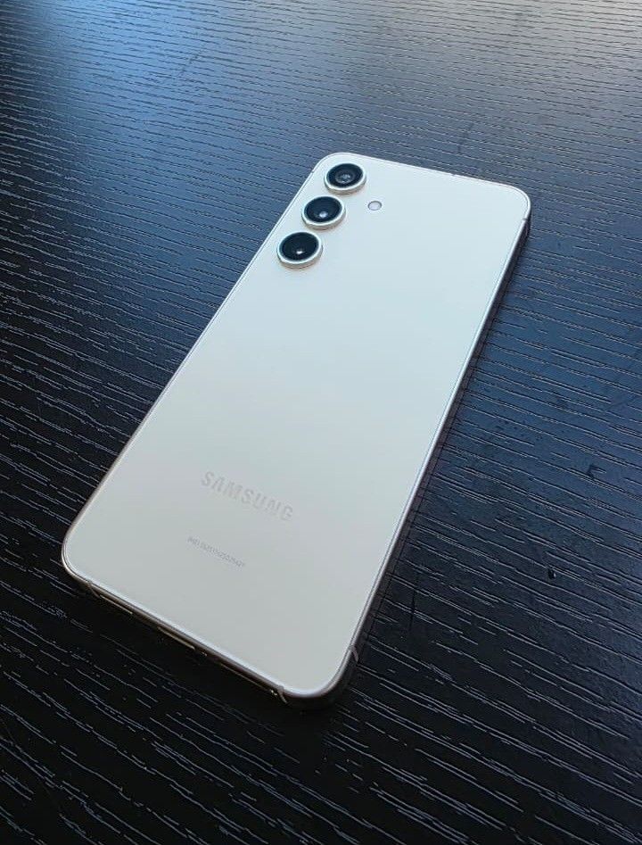 BRAND NEW Samsung Galaxy S24 UNLOCKED 256GB Amber Yellow