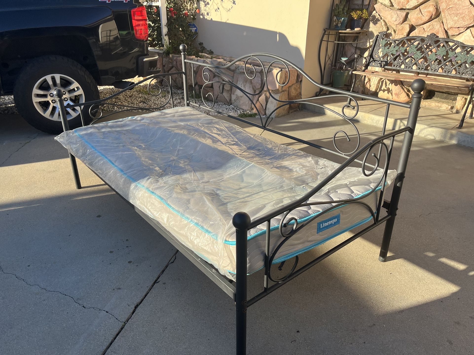 Day Bed With Mattress