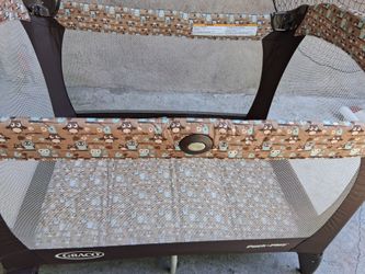 Graco play pen used condition  comes wi5h it's bag to carry  easynto set up $25 obo Slauson/western