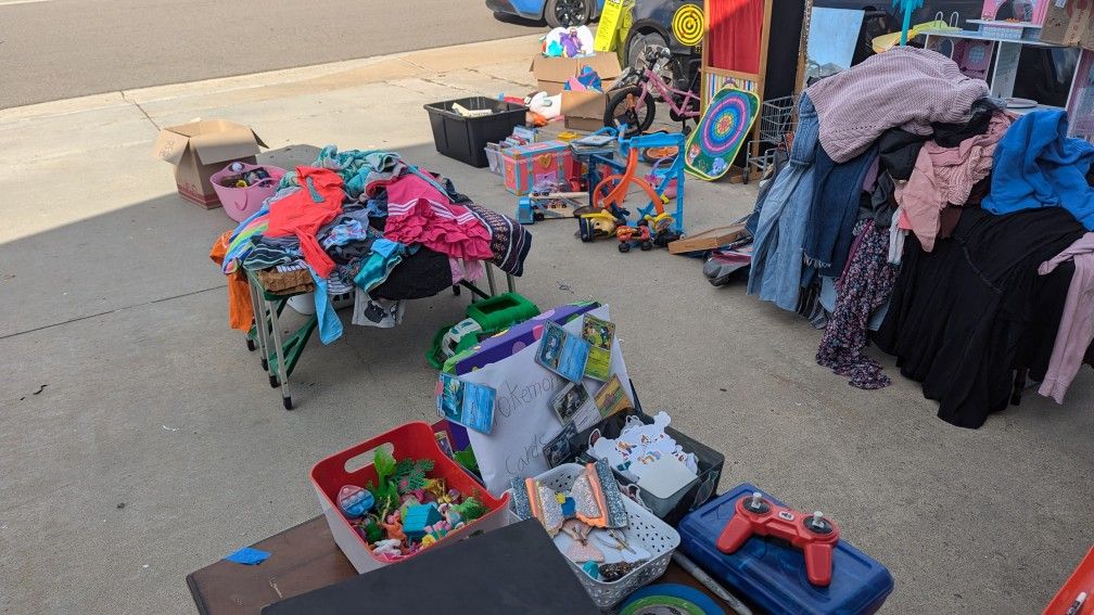 Multi Fam Garage Sale ** Lakeside Off 8