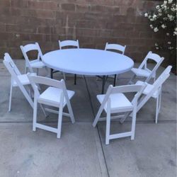 Round Tables And Resin Chairs 