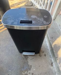 Black Step Trash Can with Steel Rim