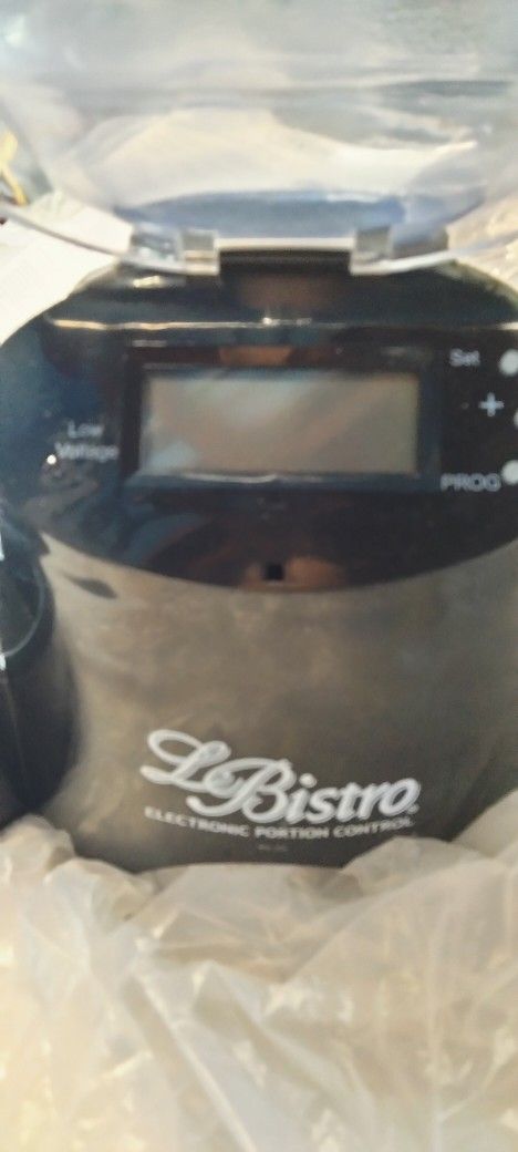 El Bistro Pet Feeder