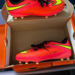 Kids Soccer Shoes Size 6Y 55$