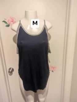 New women’s top size medium