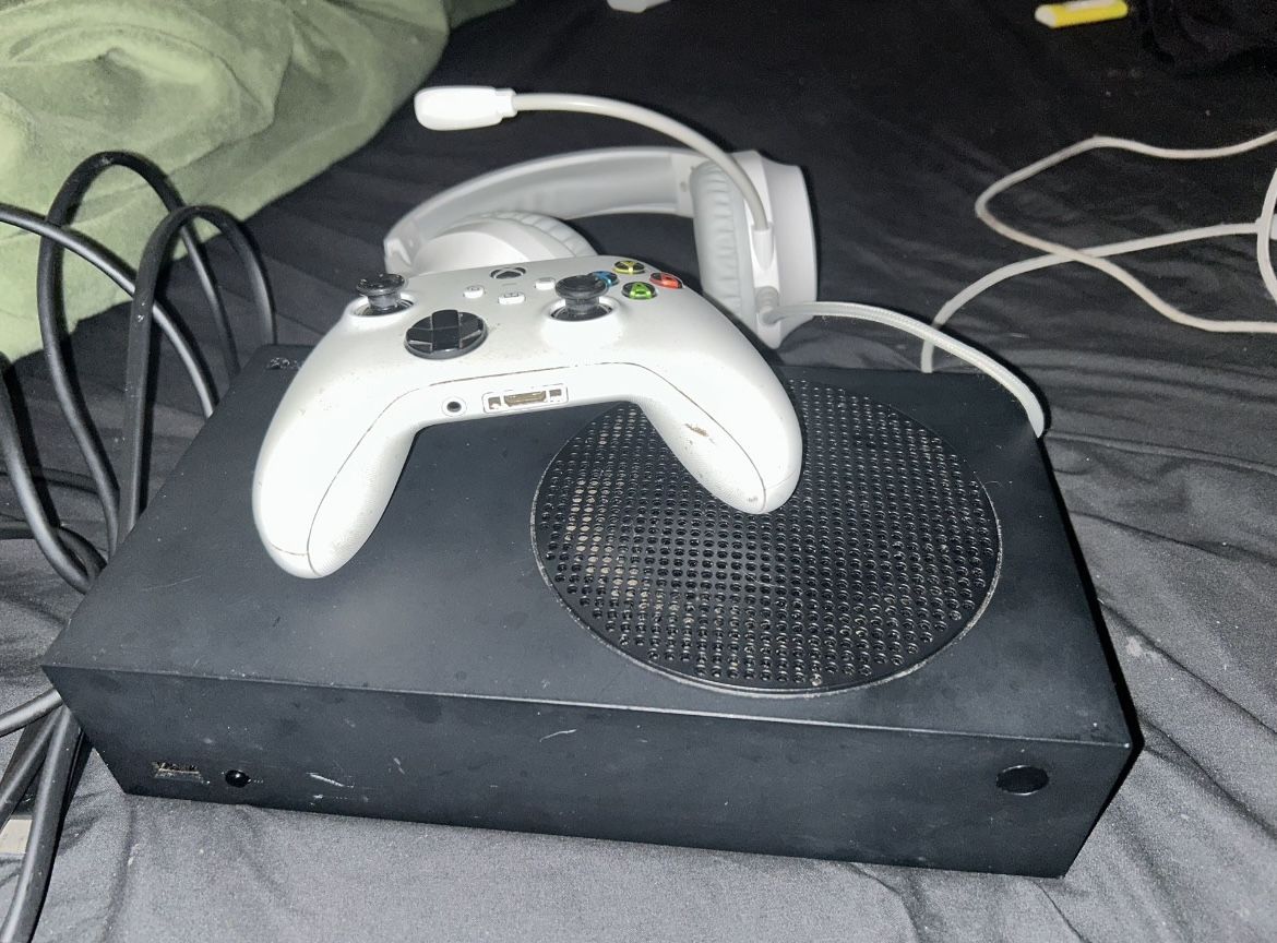Xbox Series S 1TB (Black) + Controller + Headset - Great Condition