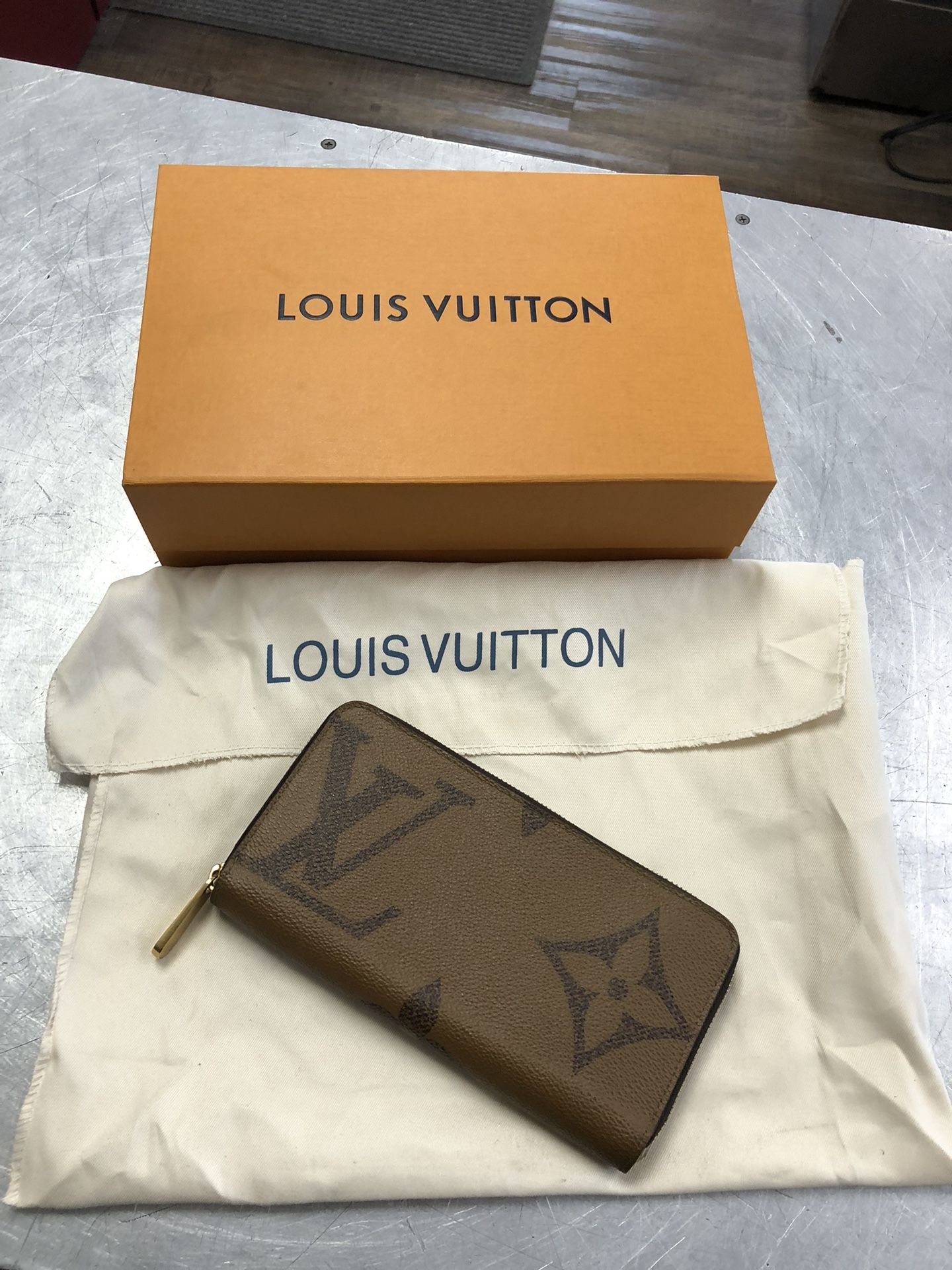 1003 Authenticated Louis Vuitton M69353 Giant Monogram Reverse Canvas Zippy Wallet 002397
