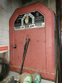 LINCOLN 225 AMP AC ARK WELDER