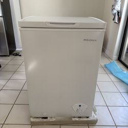 Insignia™ - 3.5 Cu. Ft. Garage-Ready Chest Freezer - White