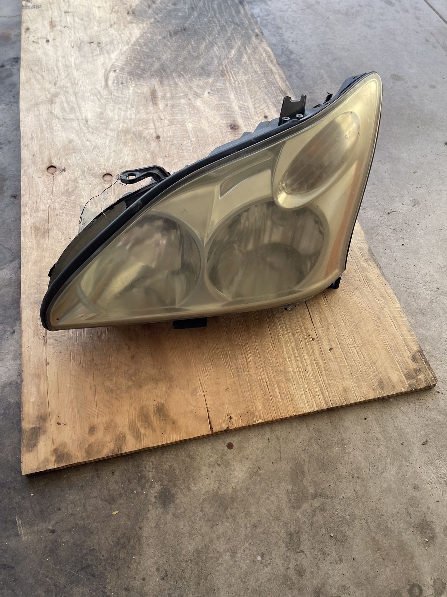 Drivers Headlamp For 2004-2008 Lexus RX 330-350. WRONG ONE FOR MY CAR, THIS IS NON ADAPTIVE / DOES NOT CHANGE DIRECTIONS
