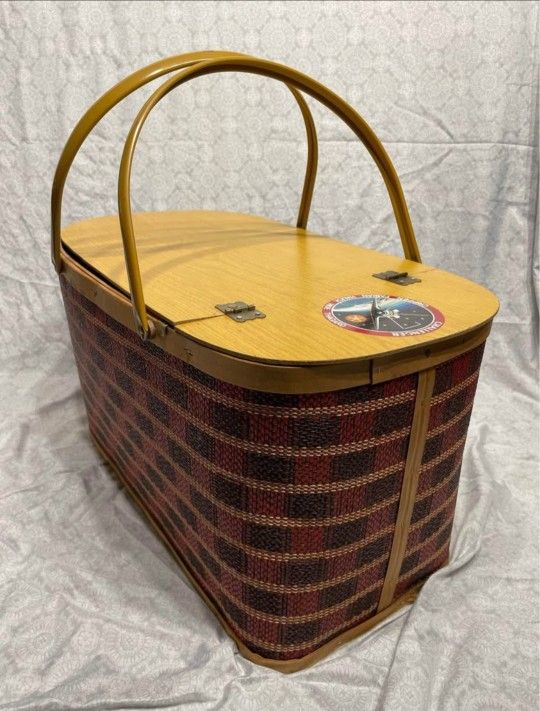 VINTAGE Burlington Banquet Picnic Basket with Original Box! GREAT CONDITION Powers & Constitution