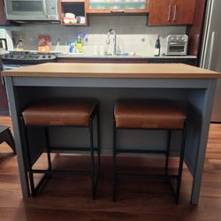 Kitchen Island with 2 stools - Like New