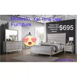 BEAUTIFUL Bedroom set For a Queen!