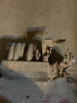 OLDER FORD F150 UPPER AND LOWER INTAKE MANIFOLD