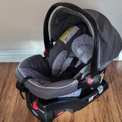Practically New Graco Snugride Snuglock 30 Baby Car Seat With Base ( Price Firm!)