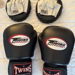 14 Oz Boxing Gloves, Mitts, And Two pairs Or Handwraps 