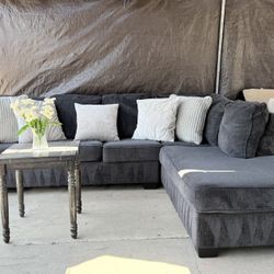 🛋️ FOR SALE: Beautiful L-Shaped Sectional Couch – Comfort Meets Style! 🖤
