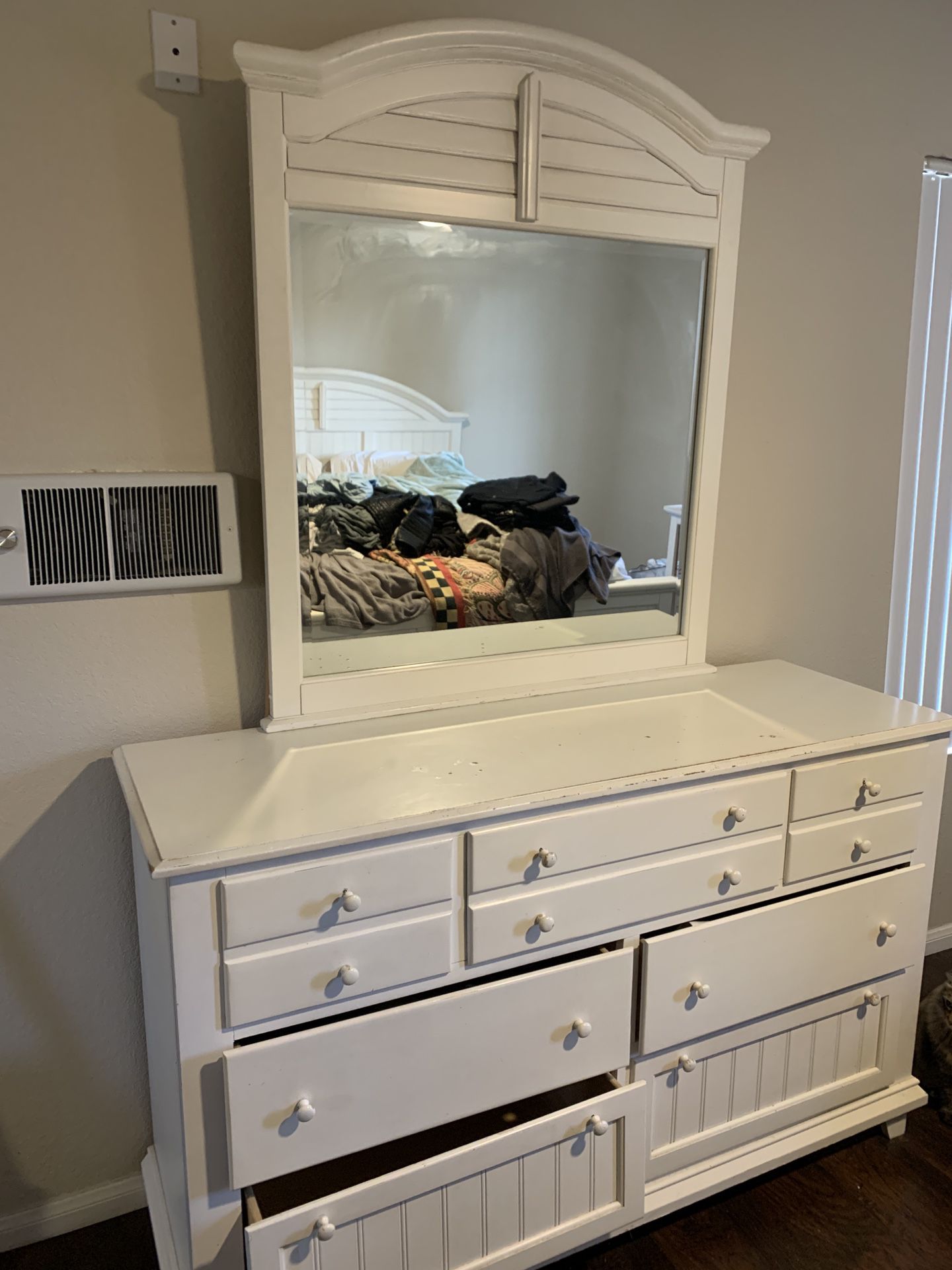 Dresser & Mirror - White / 7 Drawers