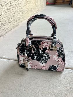 Pink & black floral print guess handbag with gold hardware #floral #handbag #guess