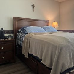 5 Pcs Bedroom Set In Good Condition.