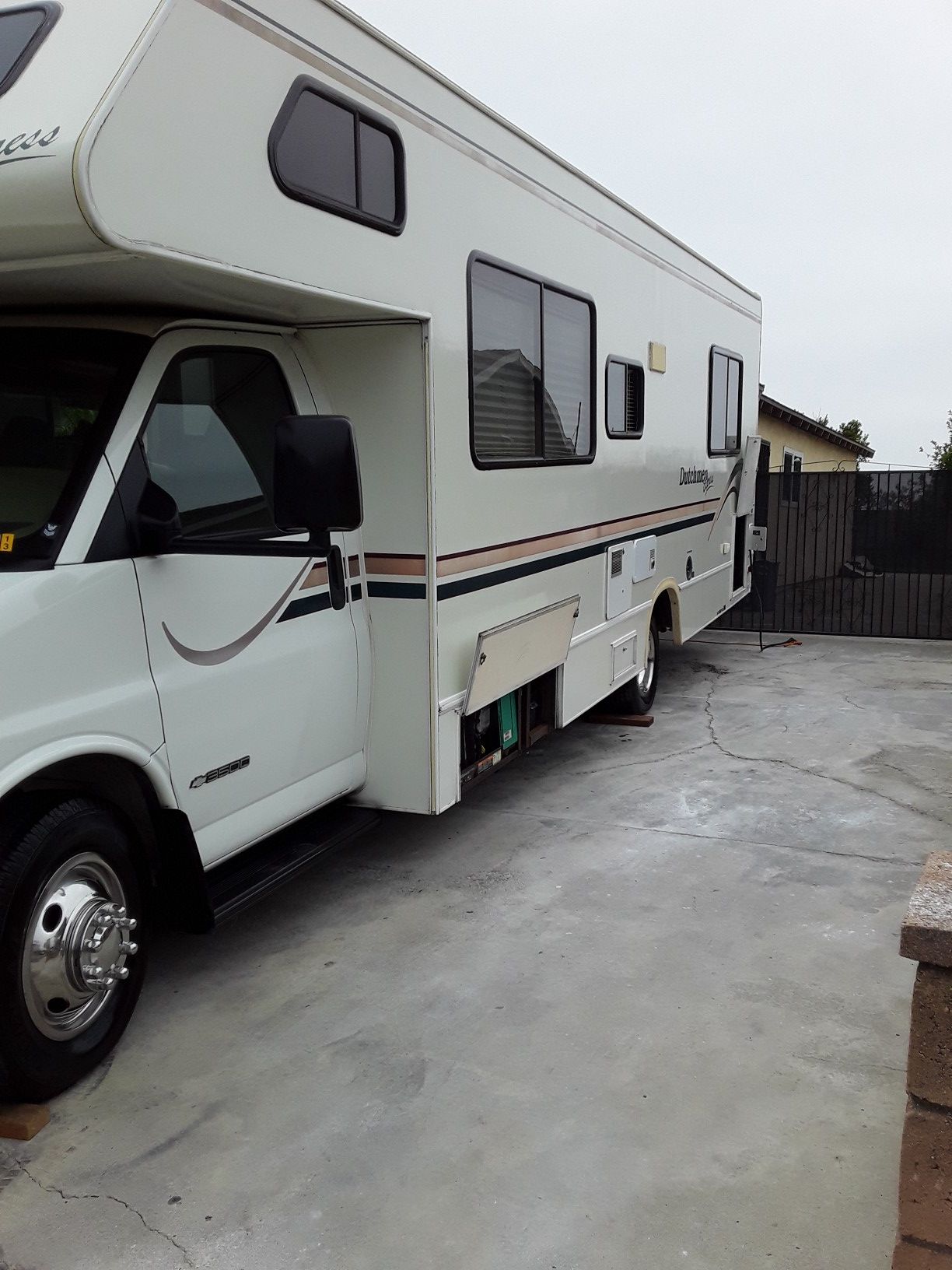 I'm selling my 2001 Dutchman Express 27 ft Class C Chevy Drive