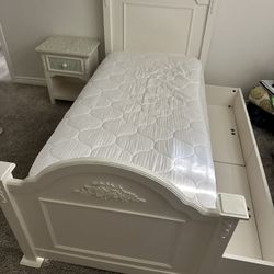 Beautiful Twin Bedroom Set