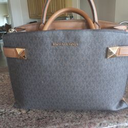 Micheal Kors Purse And Wallet 